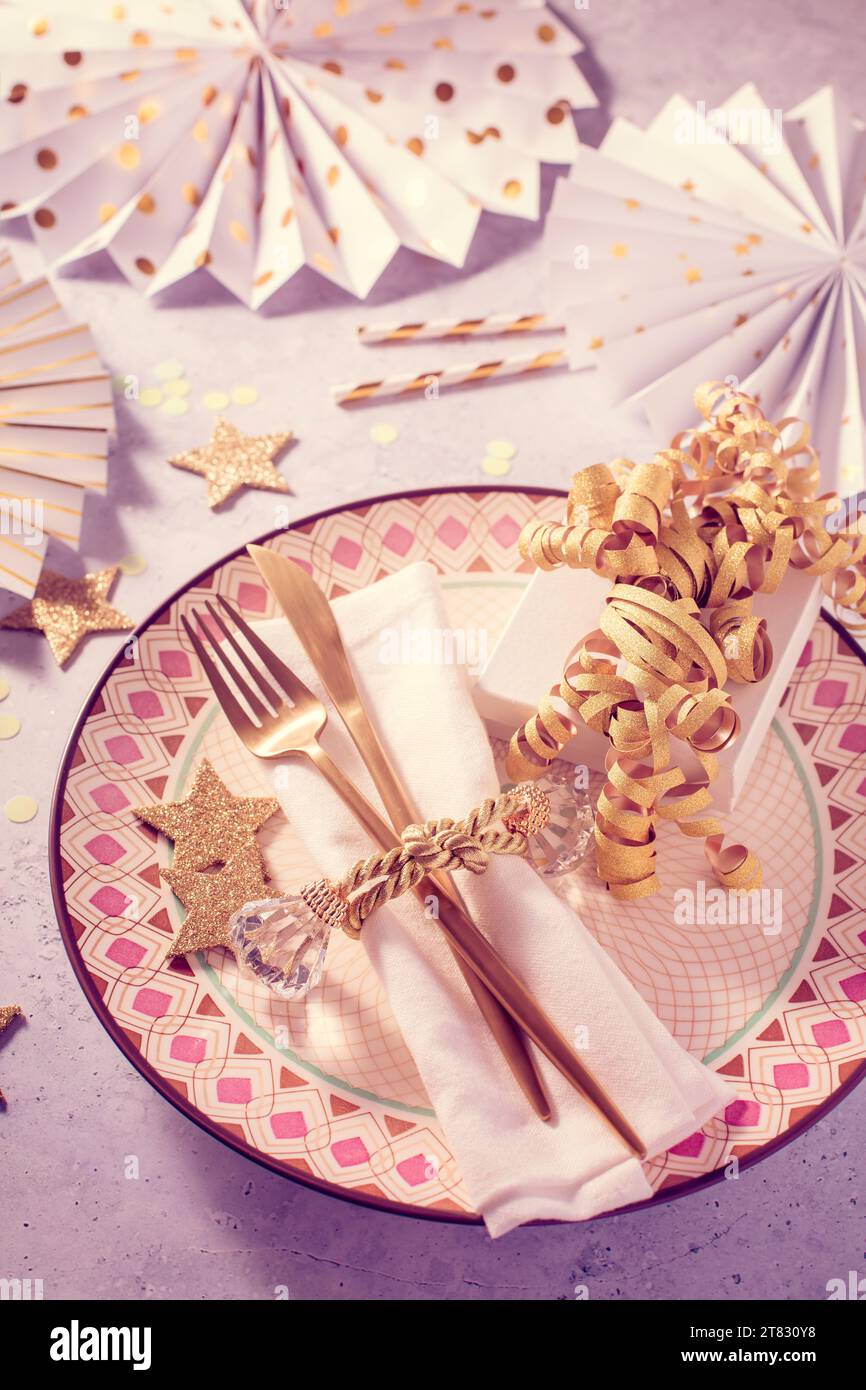 Festliche Weihnachtsdekoration, Heimtischdekoration in goldenem Ton Stockfoto