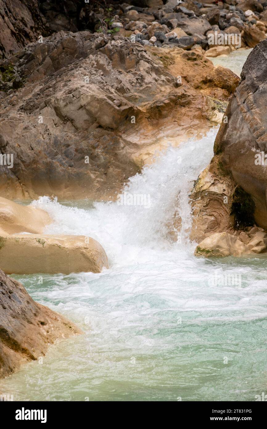 Blauer See in Giresun. Der Fluss fließt blau durch Soda Wasser. Naturpark Kuzalan. Er befindet sich in der Nähe des Wasserfalls Kuzalan. Lokaler Name mavi gol Stockfoto