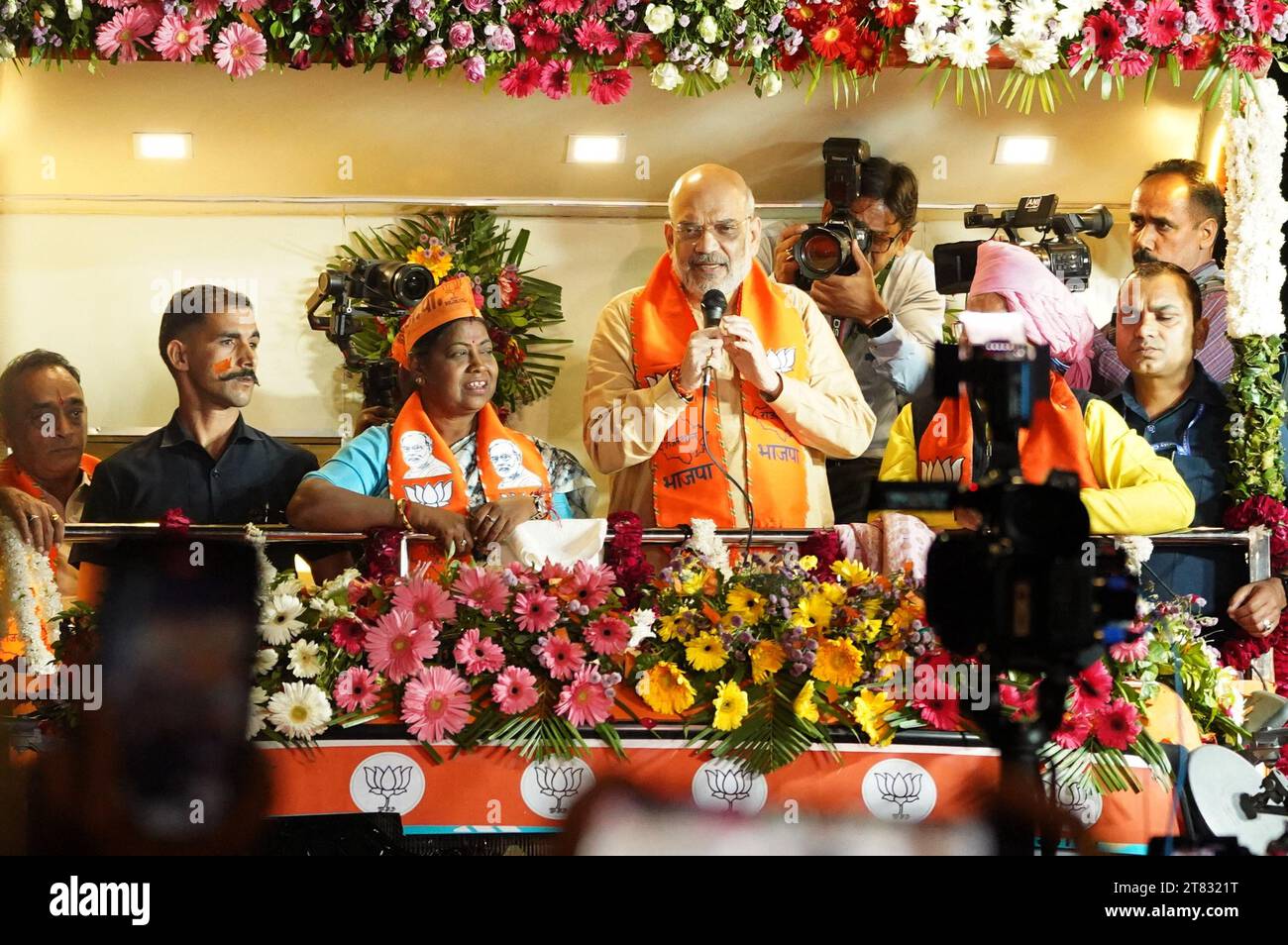 Der Innenminister der indischen Union Amit Shah spricht während einer Roadshow vor den Wahlen zur Rajasthan Assembly am 17. November 2023 in Ajmer, Indien. Foto: Himanshu Sharma/ABACAPRESS.COM Credit: Abaca Press/Alamy Live News Stockfoto