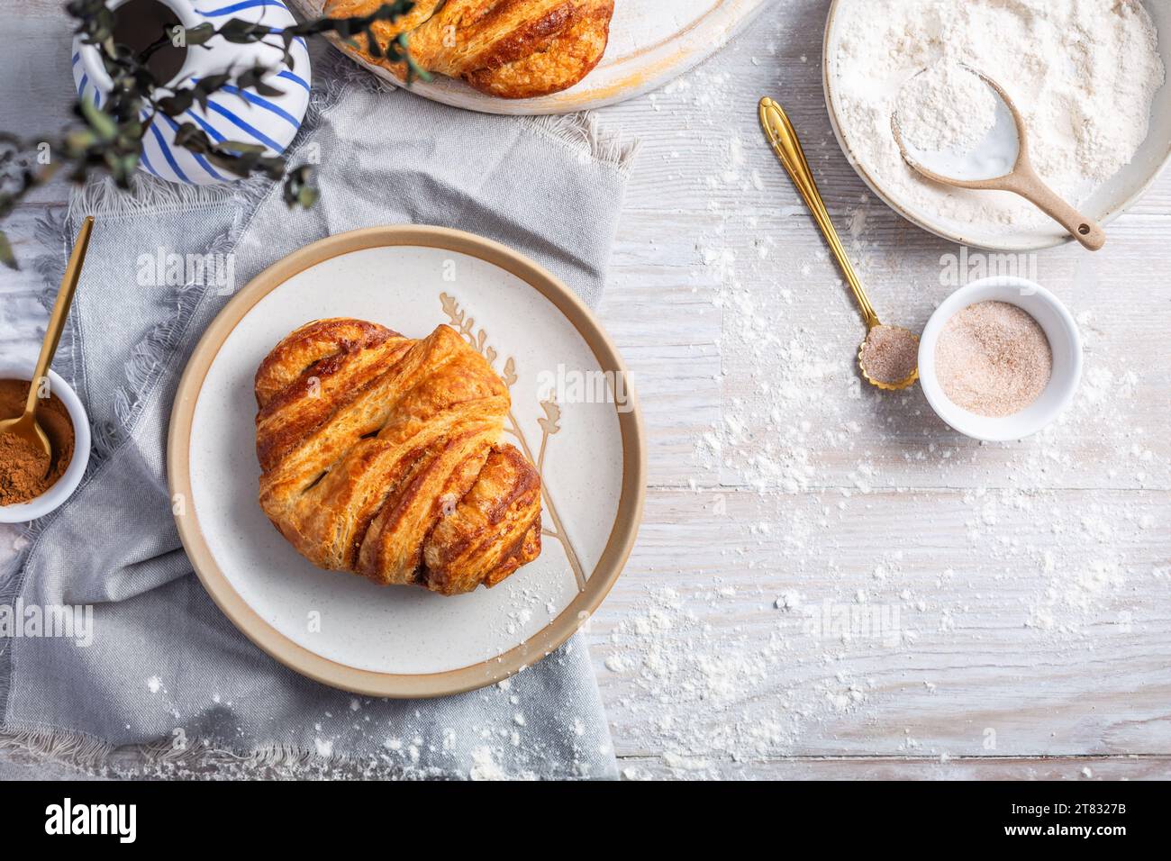 Zimtrollen oder Franzbroetchen - Deutschland süßes Gebäck süßes Gebäck mit Butter und Zimt gebacken, Croissant Stockfoto