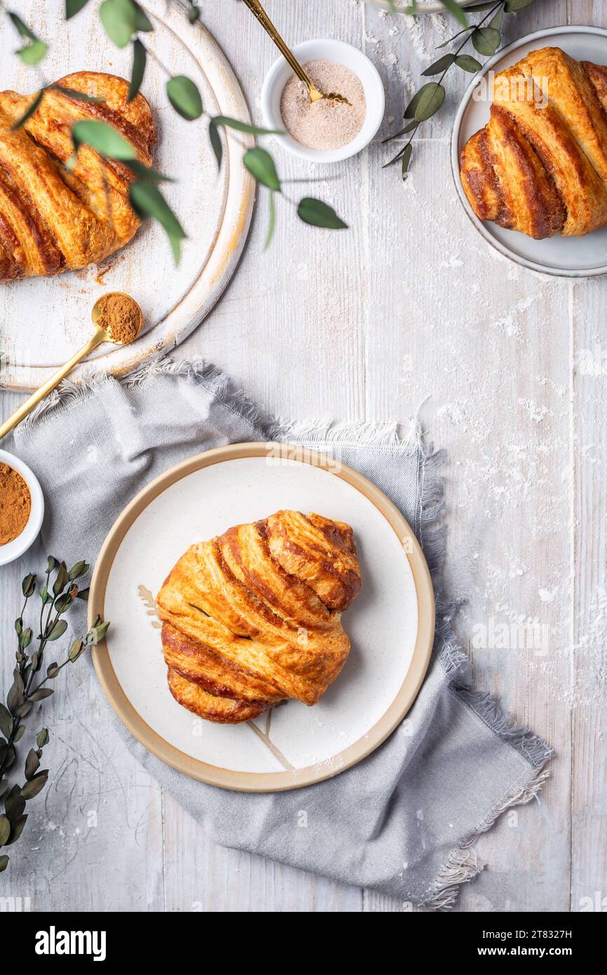 Zimtrollen oder Franzbroetchen - Deutschland süßes Gebäck süßes Gebäck mit Butter und Zimt gebacken, Croissant Stockfoto