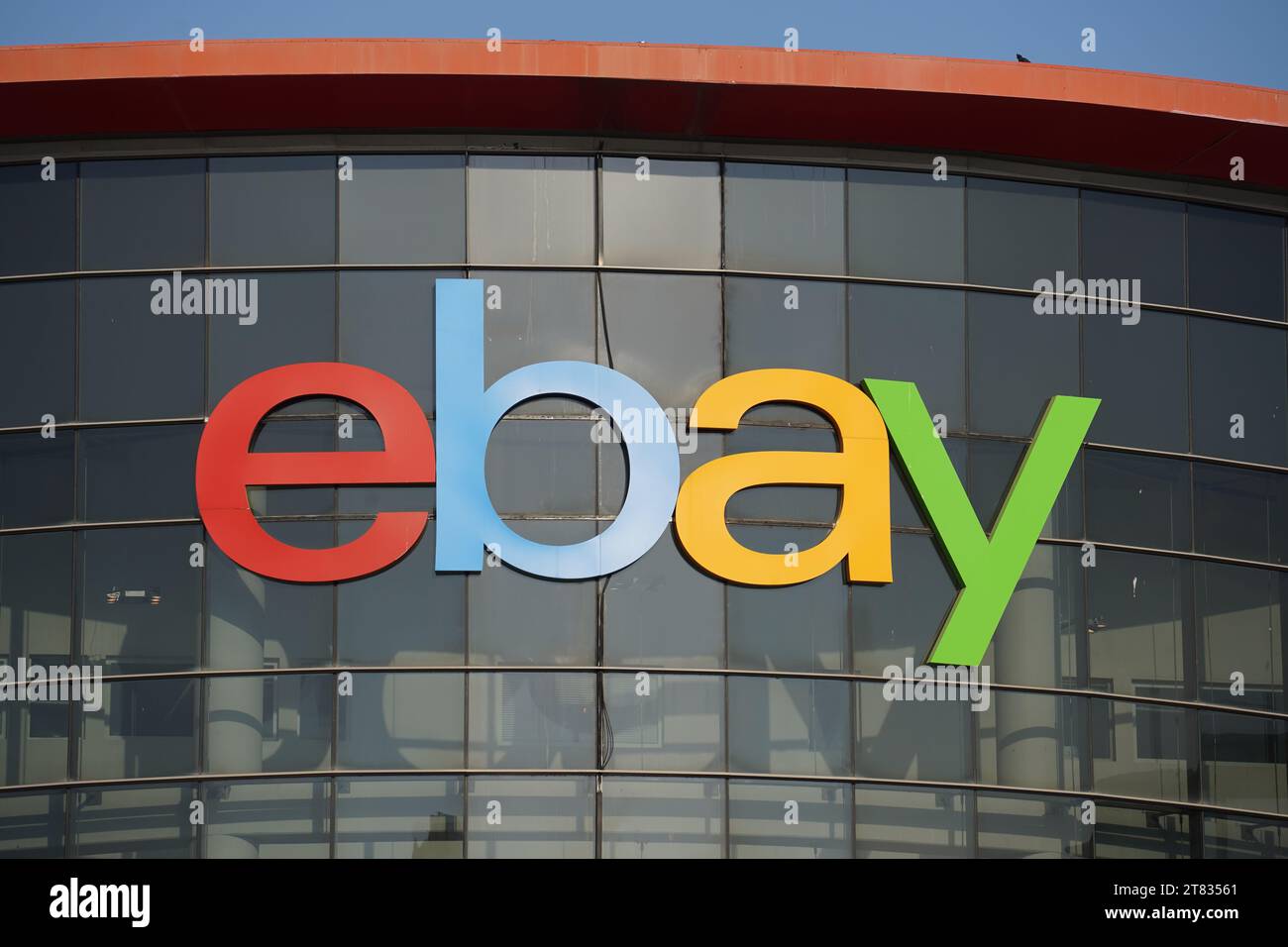 Netanya, Israel - 29. Oktober 2023: EBay-Schild am Hauptsitz von eBay in Netanya. EBay Inc. Ist ein multinationales E-Commerce-Unternehmen. Stockfoto