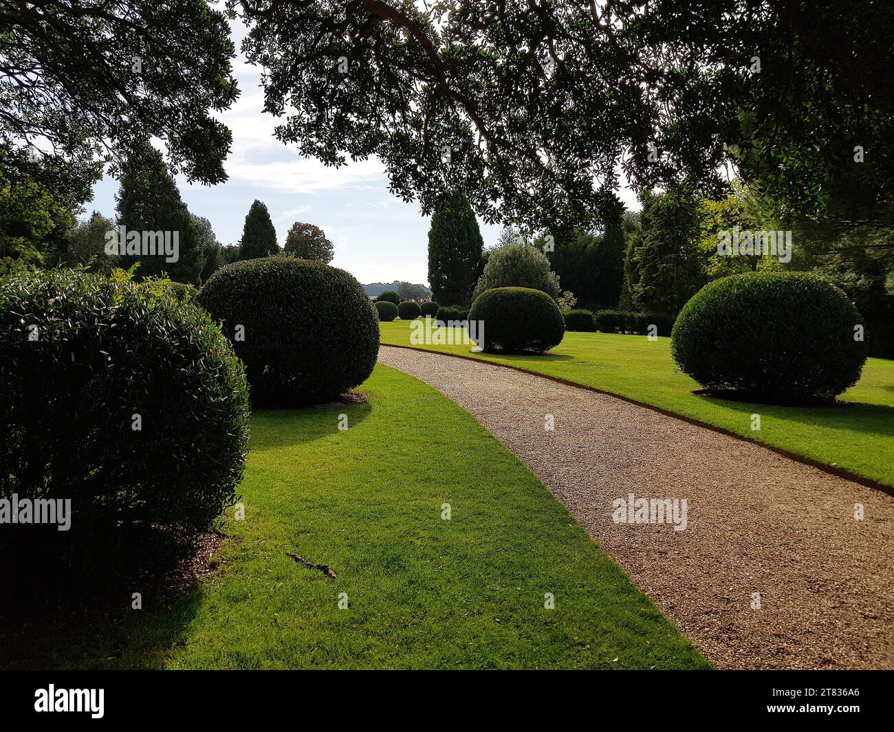 Blick auf einen historischen italienischen Garten mit einem Kiesweg. Stockfoto