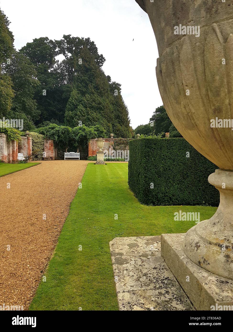 Blick auf einen historischen italienischen Garten mit einem Kiesweg. Stockfoto