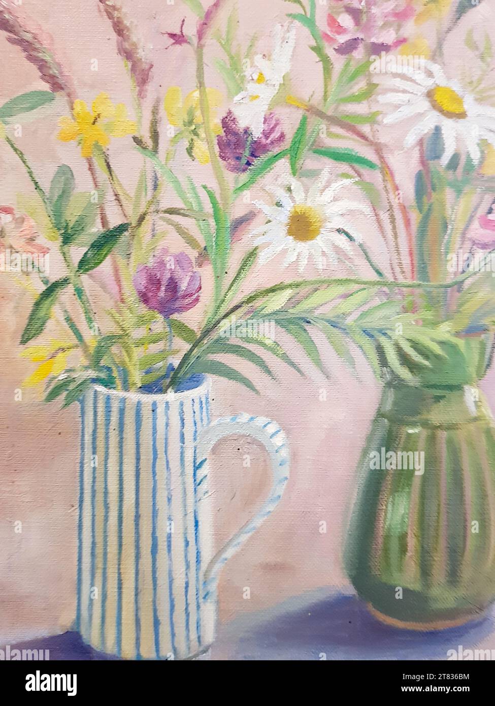 Nahaufnahme eines Gemäldes von Sommerblumen in einer gestreiften Vase. Stockfoto