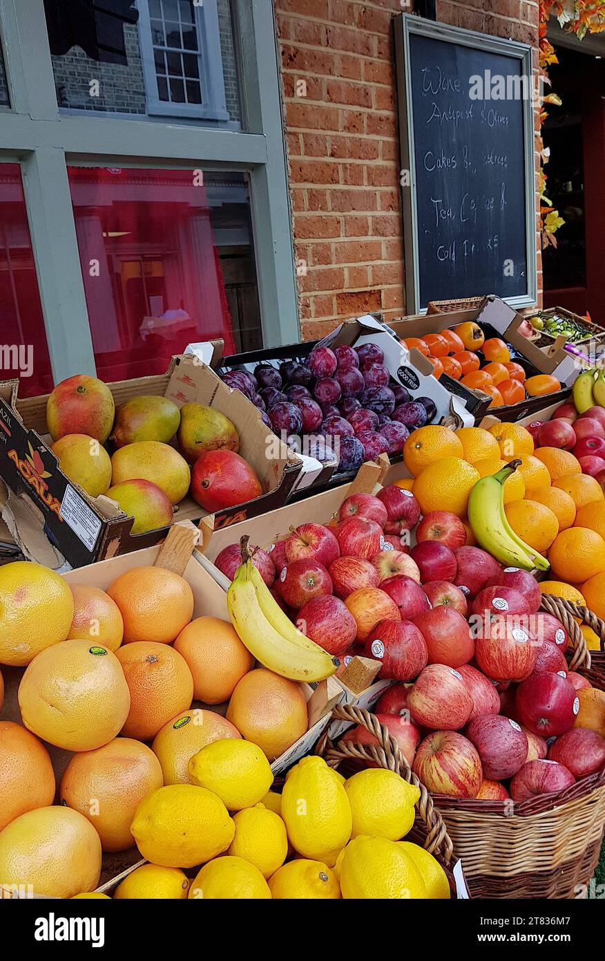 Die Fassade eines traditionellen Ladens mit Obst und Gemüse im County Essex, Großbritannien. Stockfoto