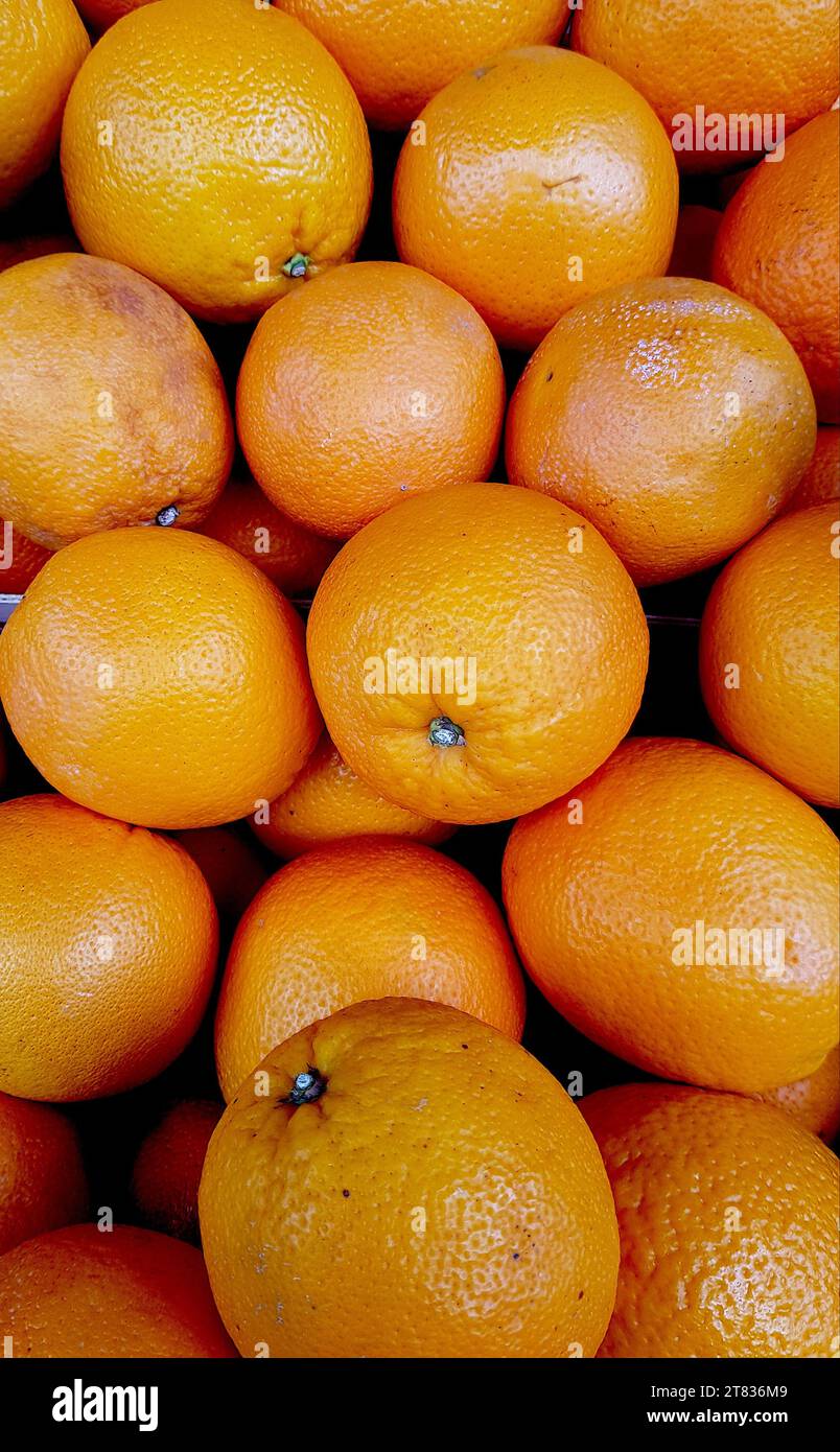 Nahaufnahme einer Darstellung reifer Orangen. Stockfoto
