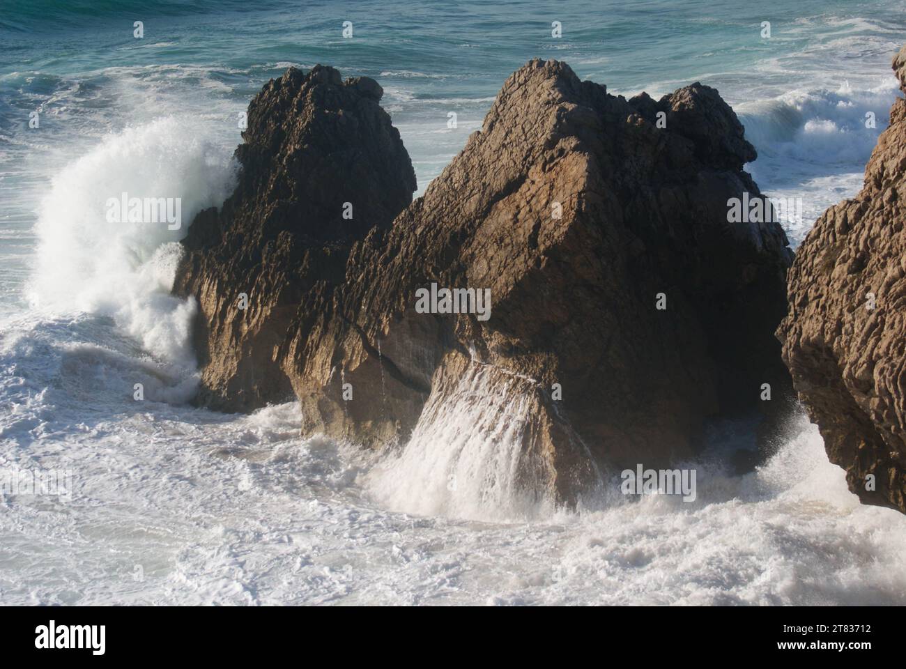 Wellen treffen auf Felsen in Ericeira, Portugal Stockfoto