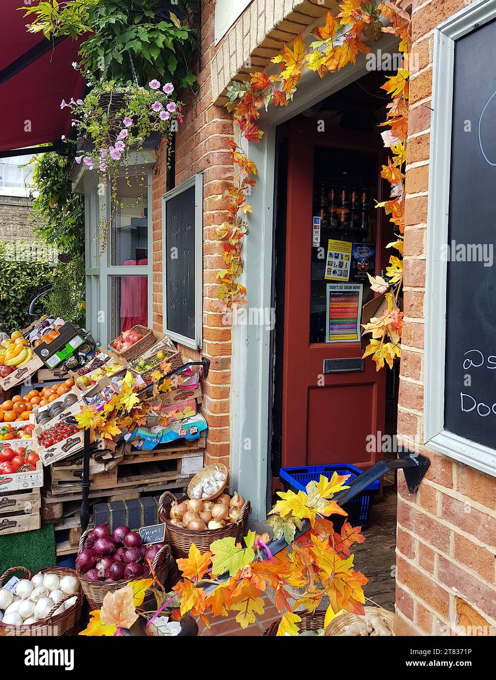Die Fassade eines traditionellen Ladens mit Obst und Gemüse im County Essex, Großbritannien. Stockfoto