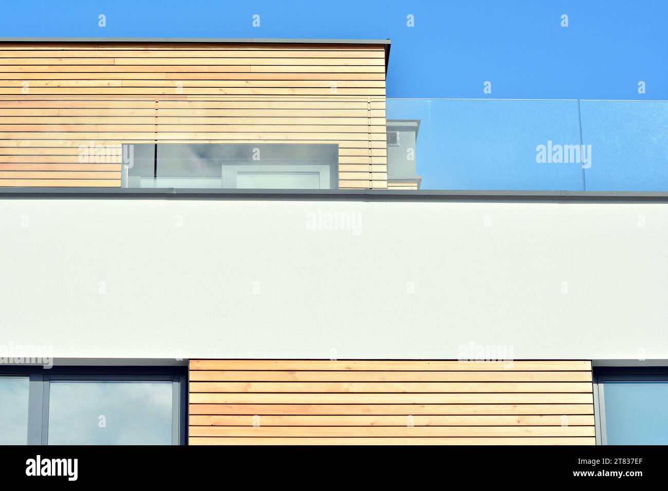 Neu gebautes Einfamilienhaus. Vorstadtbereich mit modernem geometrischem Einfamilienhaus. Stockfoto