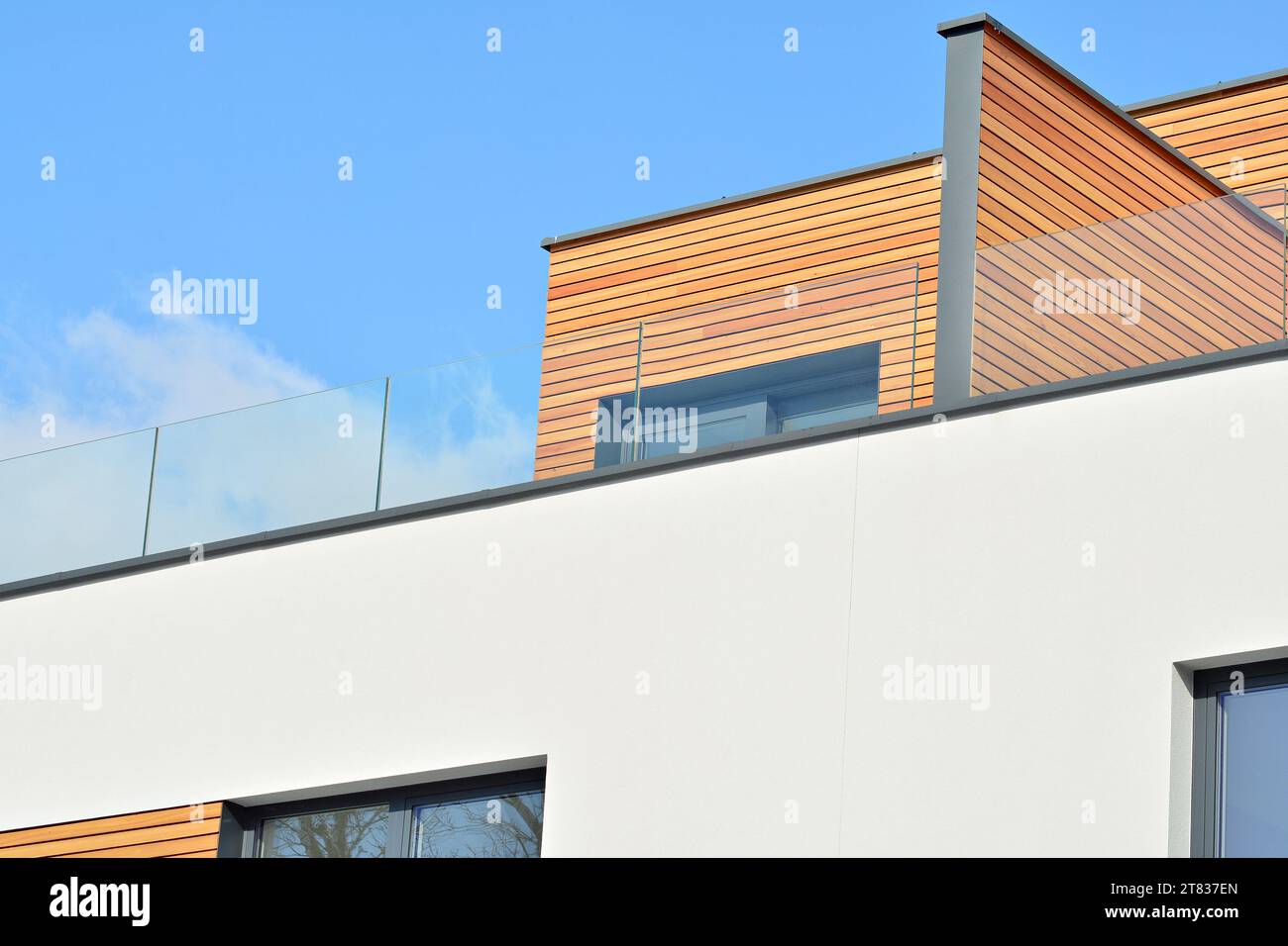 Neu gebautes Einfamilienhaus. Vorstadtbereich mit modernem geometrischem Einfamilienhaus. Stockfoto