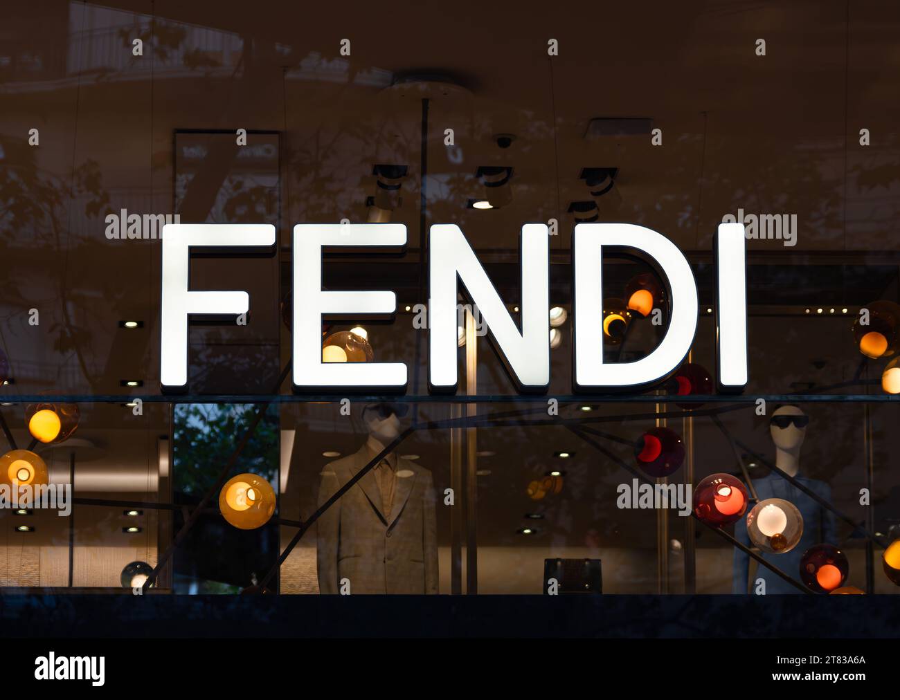 Barcelona, Spanien - 7. Oktober 2023: Fendi ist ein internationales italienisches Modeunternehmen, das vor allem für Pelzwaren, Handtaschen und andere Leathe bekannt ist Stockfoto