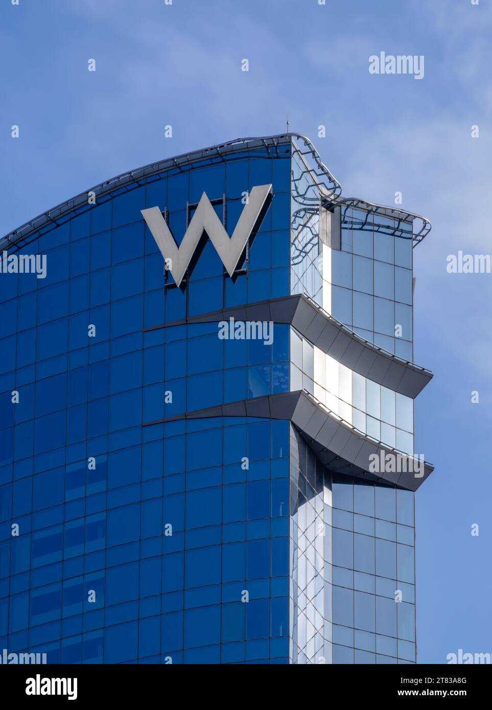 Barcelona, Spanien - 7. Oktober 2023: Das W Barcelona ist ein markantes, segelähnliches Luxushotel am Strand Barceloneta Stockfoto
