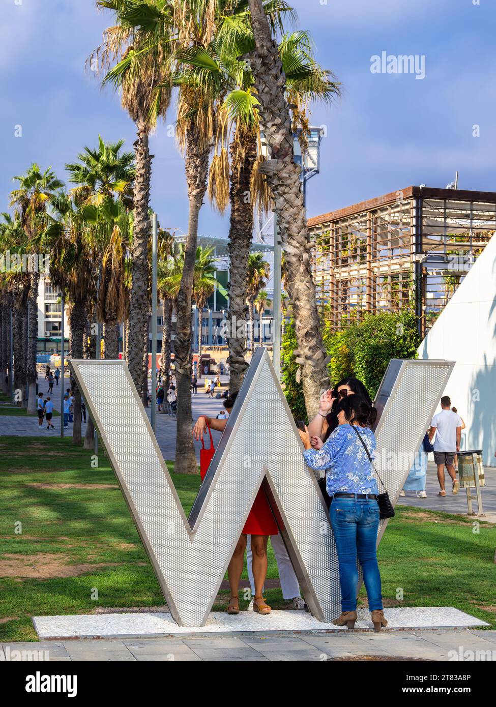 Barcelona, Spanien - 7. Oktober 2023: Das W Barcelona ist ein markantes, segelähnliches Luxushotel am Strand Barceloneta Stockfoto