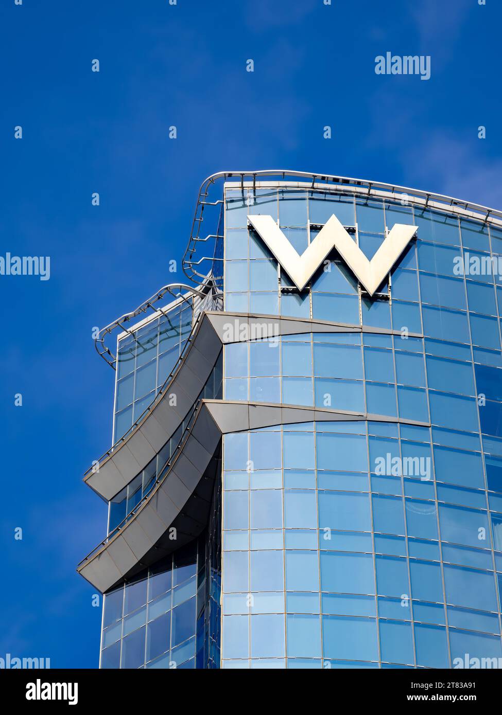 Barcelona, Spanien - 7. Oktober 2023: Das W Barcelona ist ein markantes, segelähnliches Luxushotel am Strand Barceloneta Stockfoto