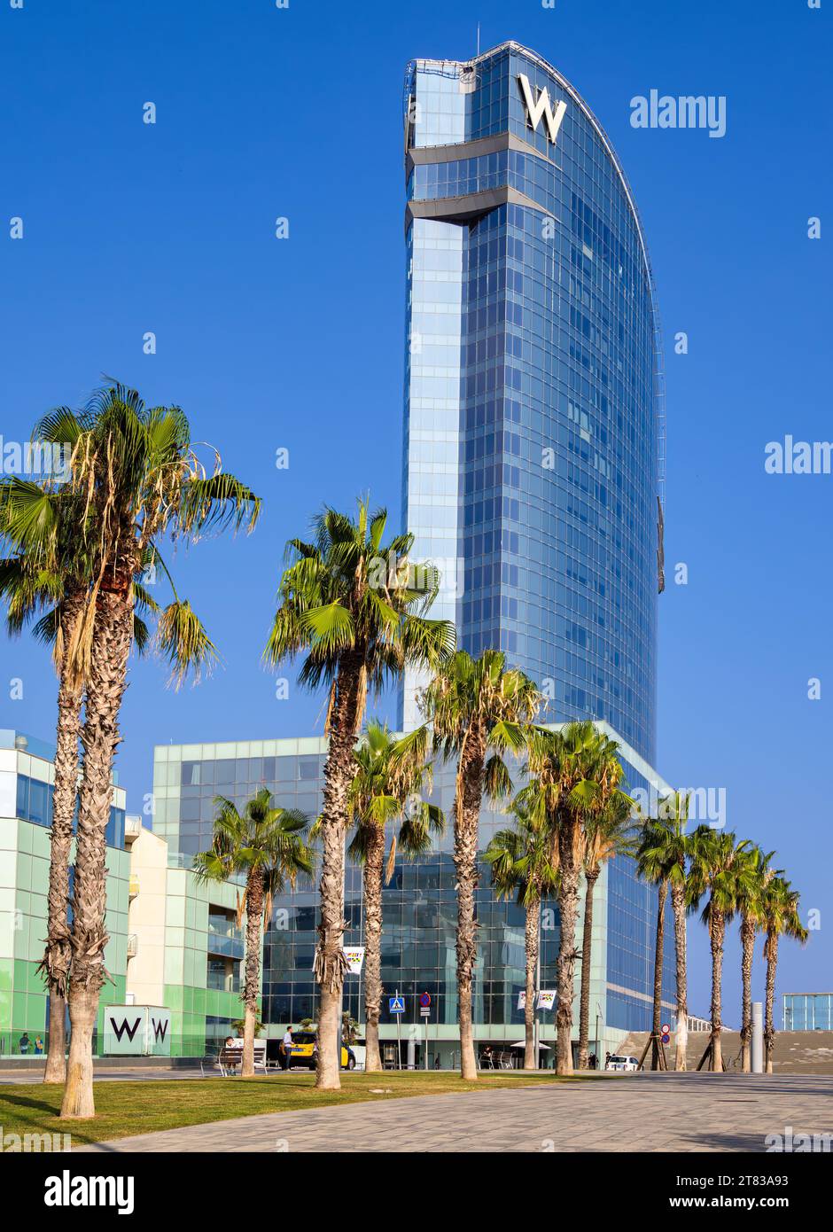 Barcelona, Spanien - 7. Oktober 2023: Das W Barcelona ist ein markantes, segelähnliches Luxushotel am Strand Barceloneta Stockfoto
