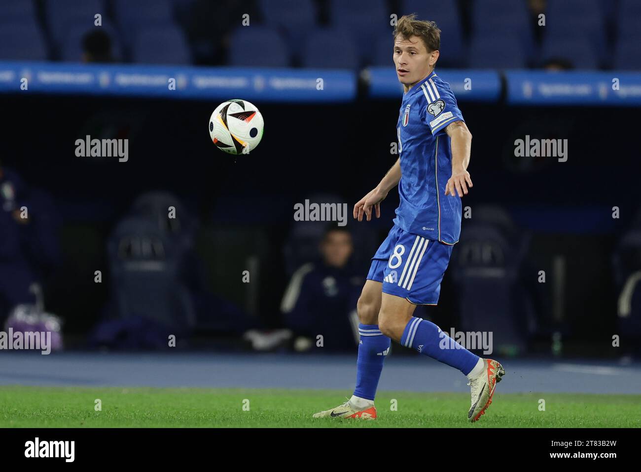 Nicolo Barella aus Italien kontrolliert den Ball während der