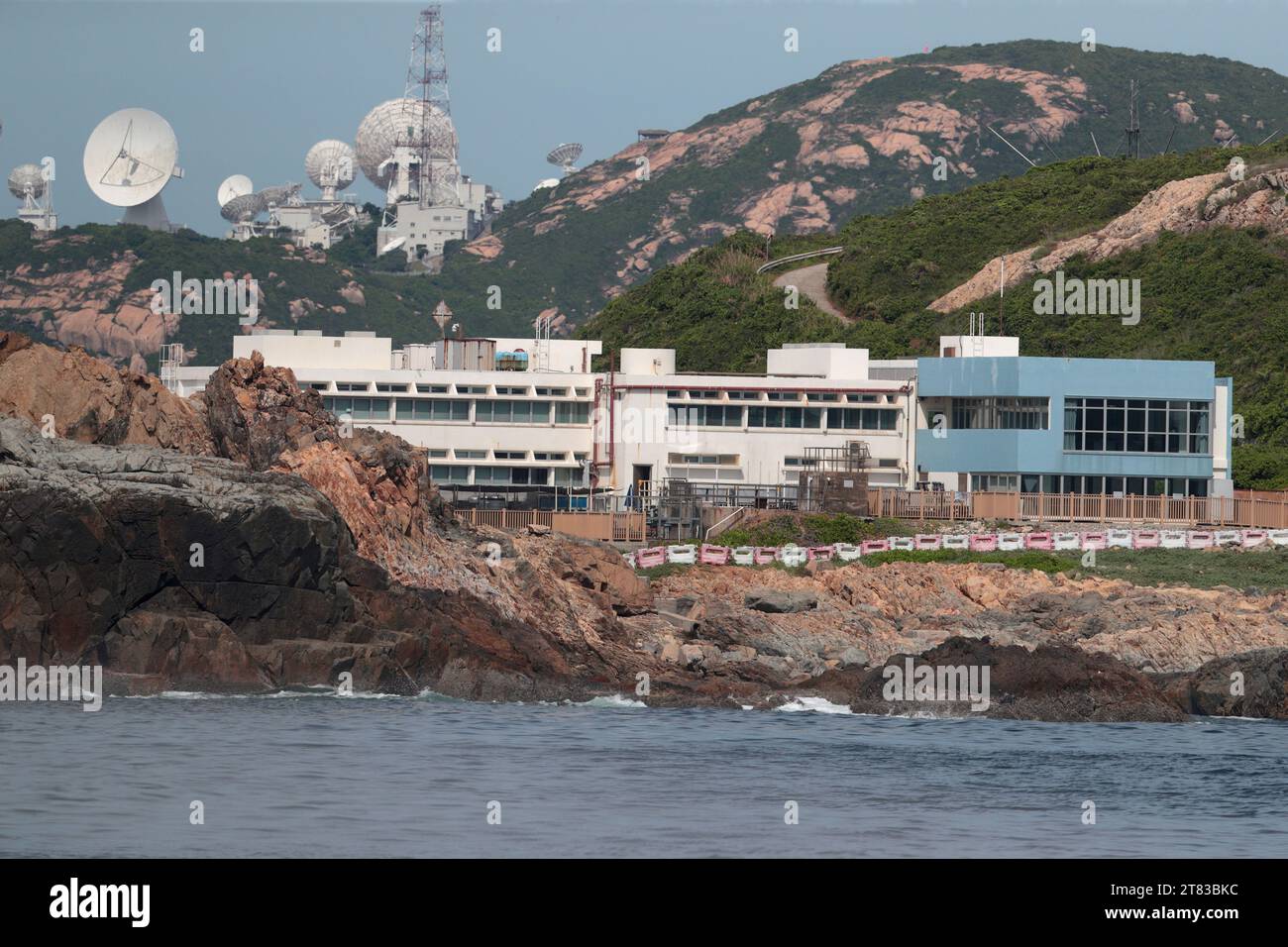 SWIMS - Swire Institute of Marine Science, ( HK University Facility) Cape D'Aguilar, Hongkong - vom Meer aus gesehen, SVR Hongkong, China Stockfoto