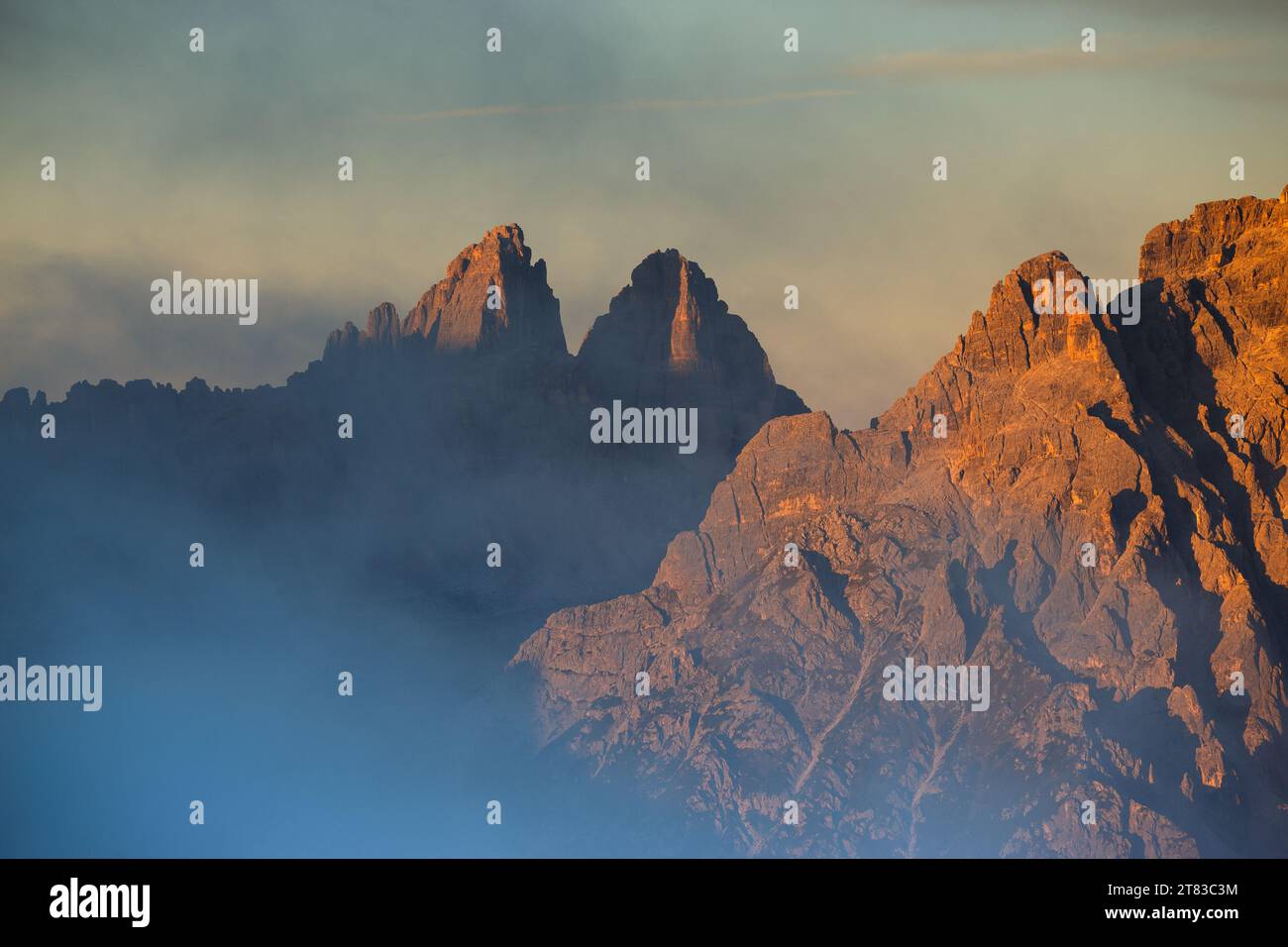 Alpenglow bei Sonnenaufgang, Blick auf die Berggipfel der drei Zinnen von Lavaredo. Die Sextner Dolomiten. Italienische Alpen. Europa Stockfoto