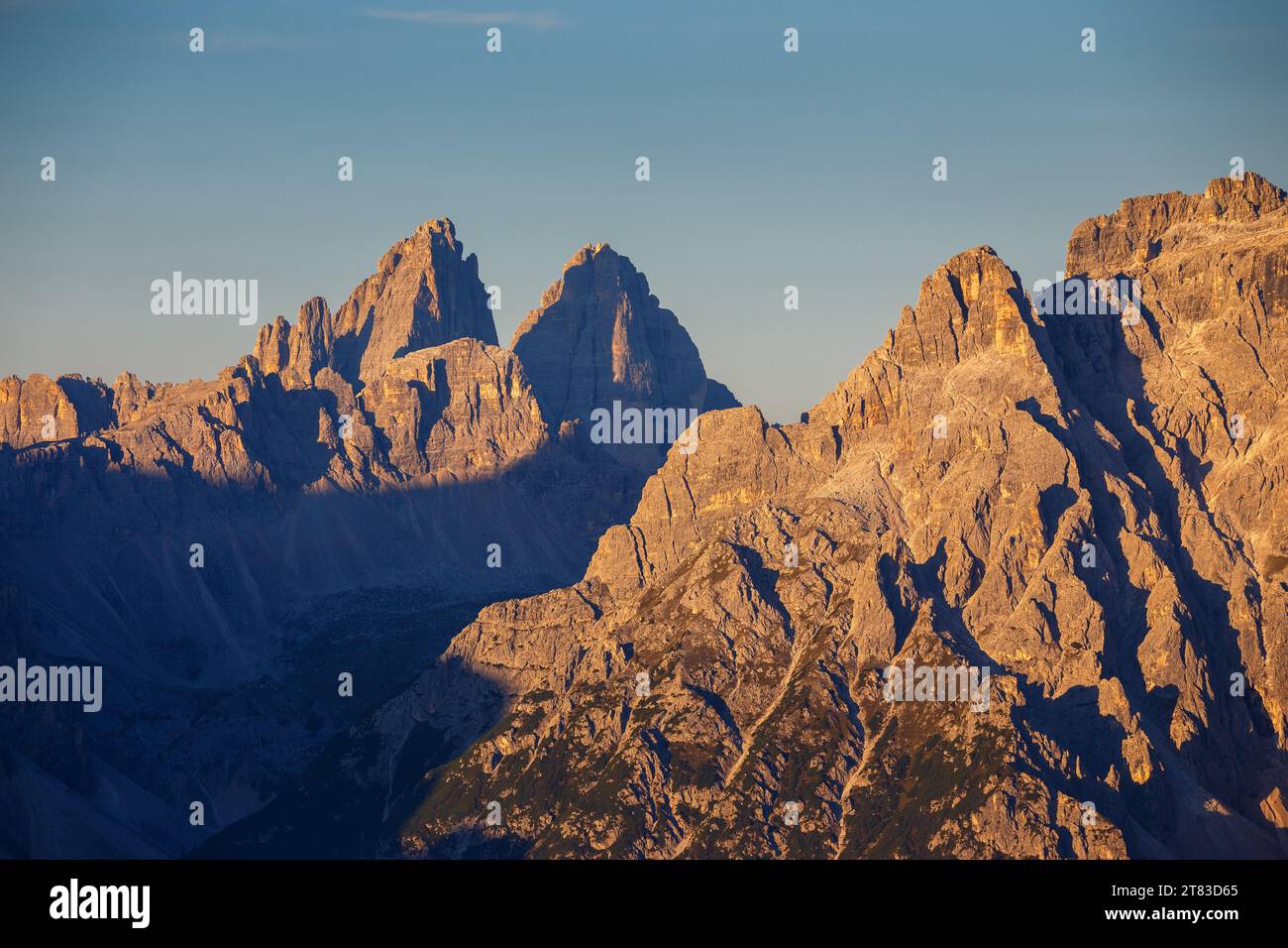 Alpenglow bei Sonnenaufgang, Blick auf die Berggipfel der drei Zinnen von Lavaredo. Die Sextner Dolomiten. Italienische Alpen. Europa Stockfoto