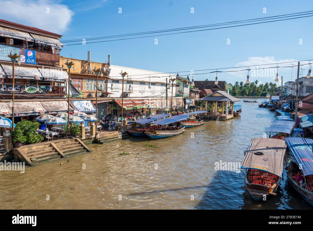 Verschiedene Waren, wie thailändische Speisen oder Getränke, werden auf einem originalen schwimmenden Markt Samut Sakhon Thailand Asia zum Verkauf angeboten Stockfoto