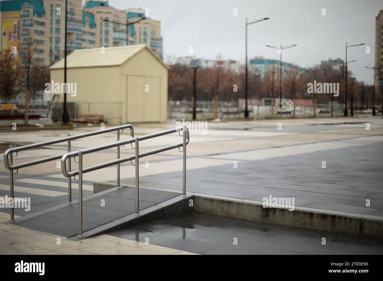 Komfortable Umgebung für Menschen mit Behinderungen. Handlauf auf dem Quadrat. Barrierefreie städtische Umwelt. Stadtplatz. Stockfoto