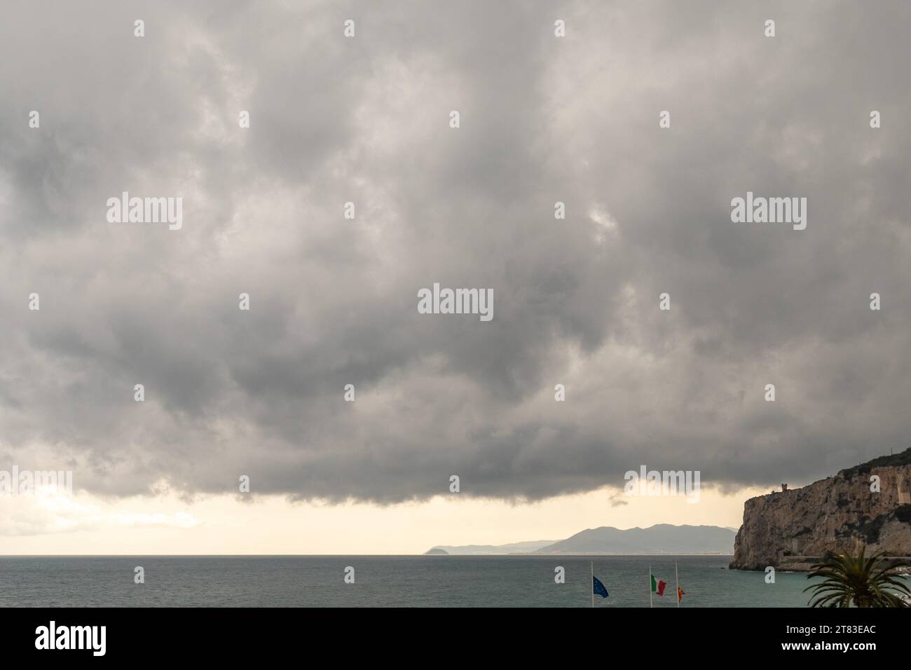 Erhöhte Meereslandschaft mit Gewitterwolken über dem Caprazoppa-Vorgebirge bei Sonnenuntergang, Finale Ligure, Savona, Ligurien, Italien Stockfoto