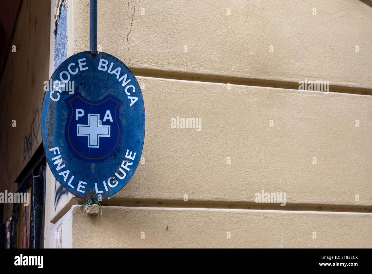 Zeichen des P.A. Croce Bianca (Weißes Kreuz) von Finale Ligure, einer gemeinnützigen Vereinigung, die im Bereich erste Hilfe und Patiententransport tätig ist Stockfoto
