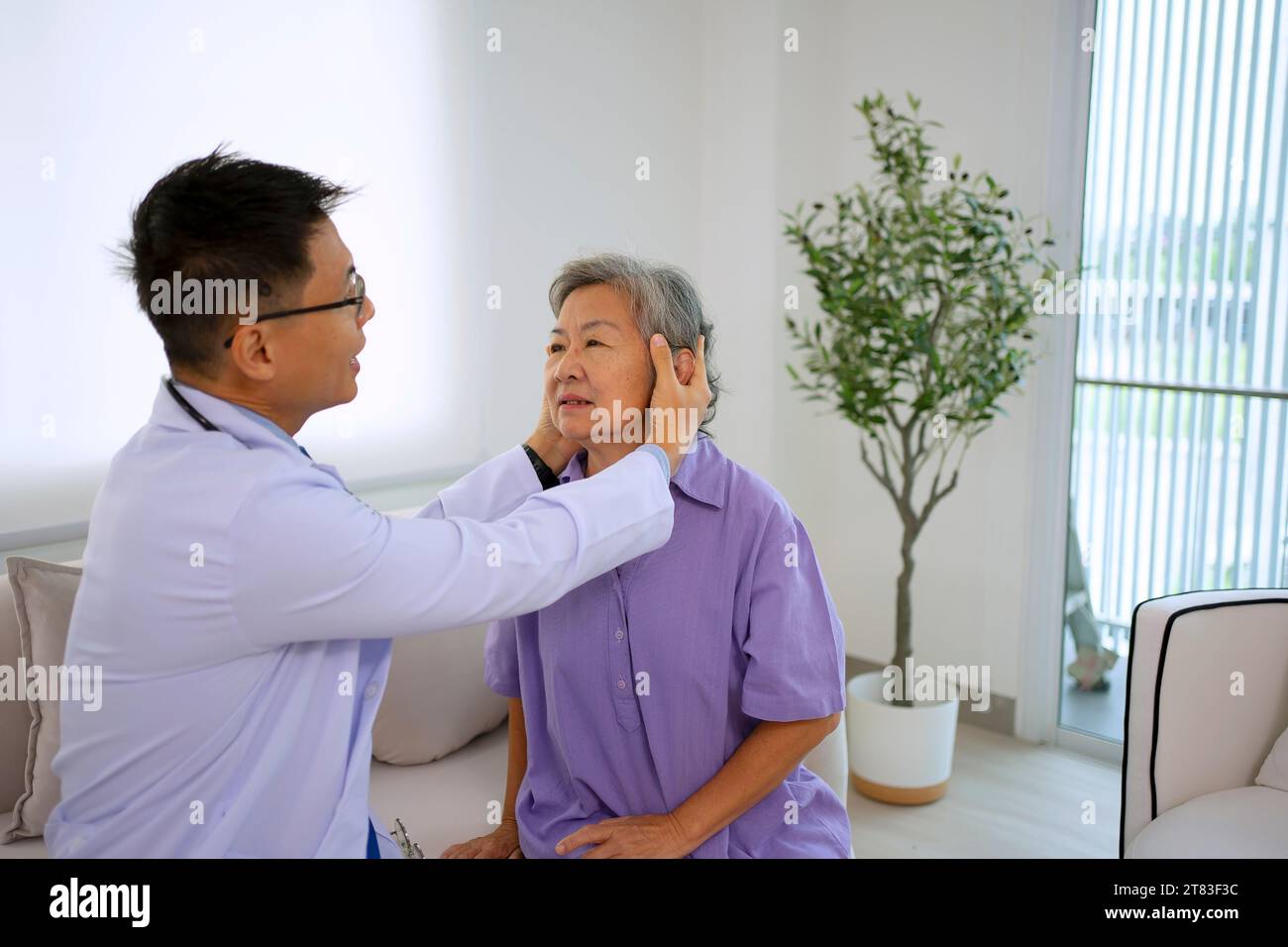 Arzt und Patient in der Schönheitsklinik. Gesundheits- und Schönheitskonzept. Stockfoto