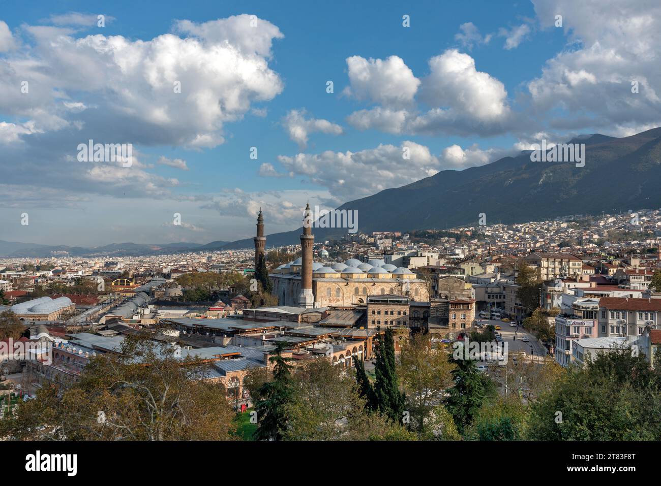 Blick auf die Altstadt von Bursa an sonnigen Tagen in der Türkei Stockfoto