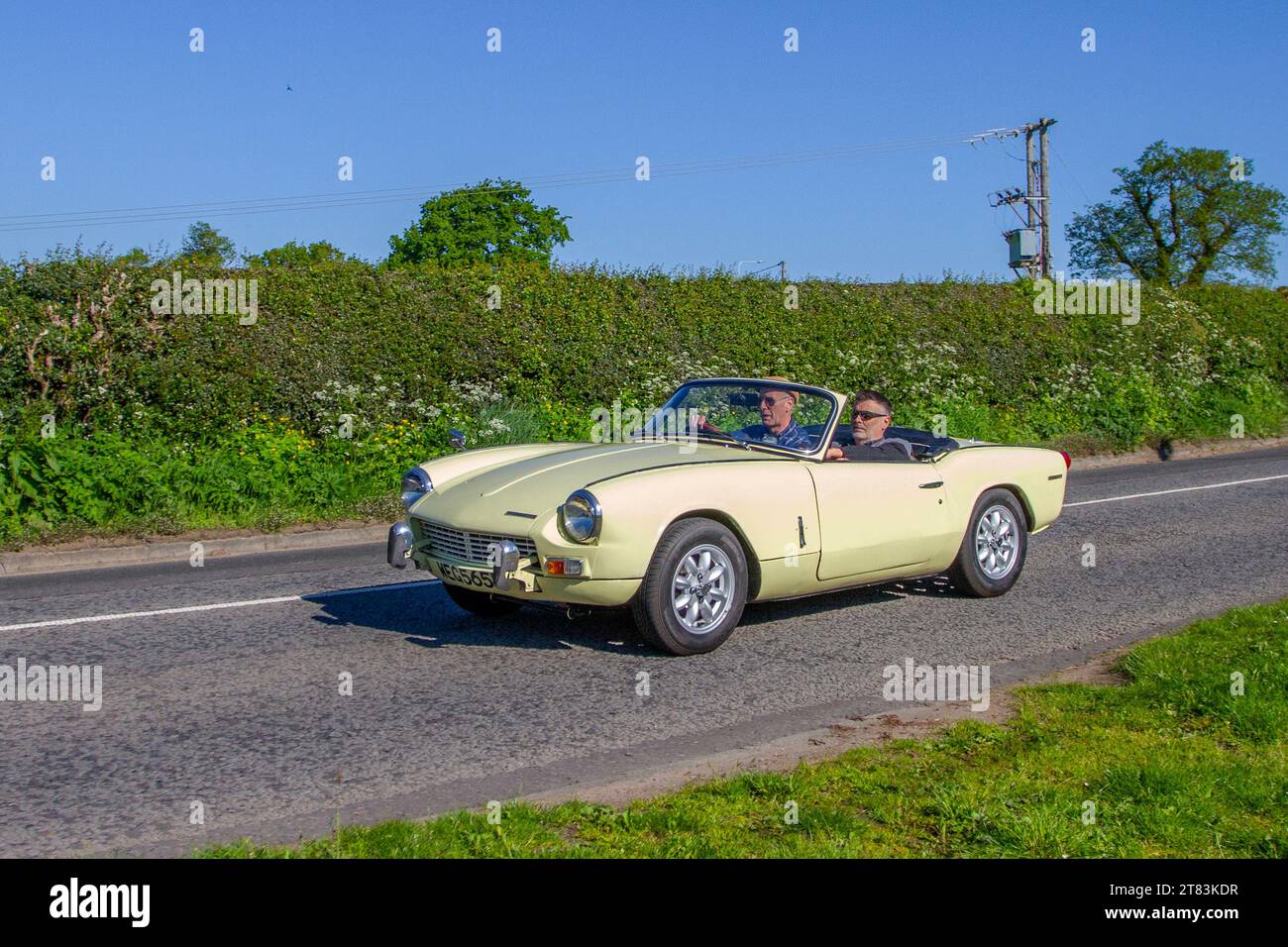 Yellow Triumph Spitfire Mk3 Benzinmotor aus den 1970 70er Jahren 1296 ccm; Vintage, restaurierte britische Klassiker, Autosammler, Motorenfreunde und historische Veteranen, die in Cheshire, Großbritannien reisen Stockfoto