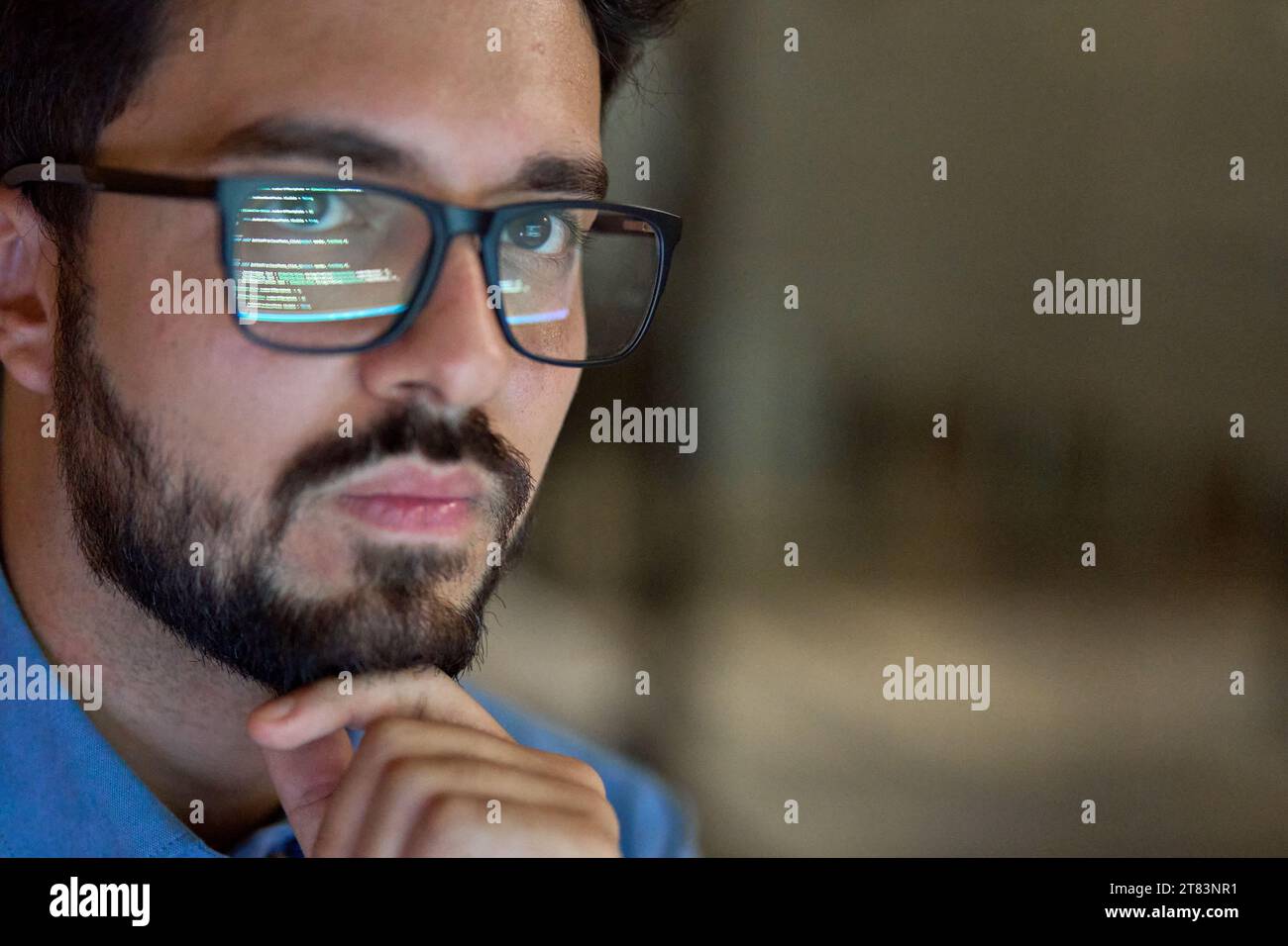 Geschäftsmann, der eine Brille mit Reflexion trägt, indem er Computer-Entwicklungscode verwendet. Stockfoto