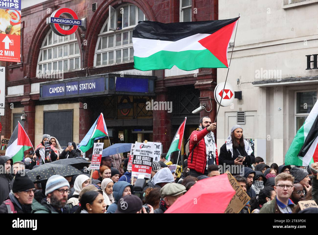 London, Großbritannien 18. November 2023. Als Teil der landesweiten Wochenendaktion liefen pro-palästinensische Demonstranten von Chalk Farm, vorbei an der U-Bahn-Station Camden Town und weiter nach Mornington Crescent, wo sich Demonstranten vor Keir Starmers Büro im Crowndale Centre versammelten, weil er sich weigerte, einen Waffenstillstand in Gaza zu fordern. Kredit : Monica Wells/Alamy Live News Stockfoto