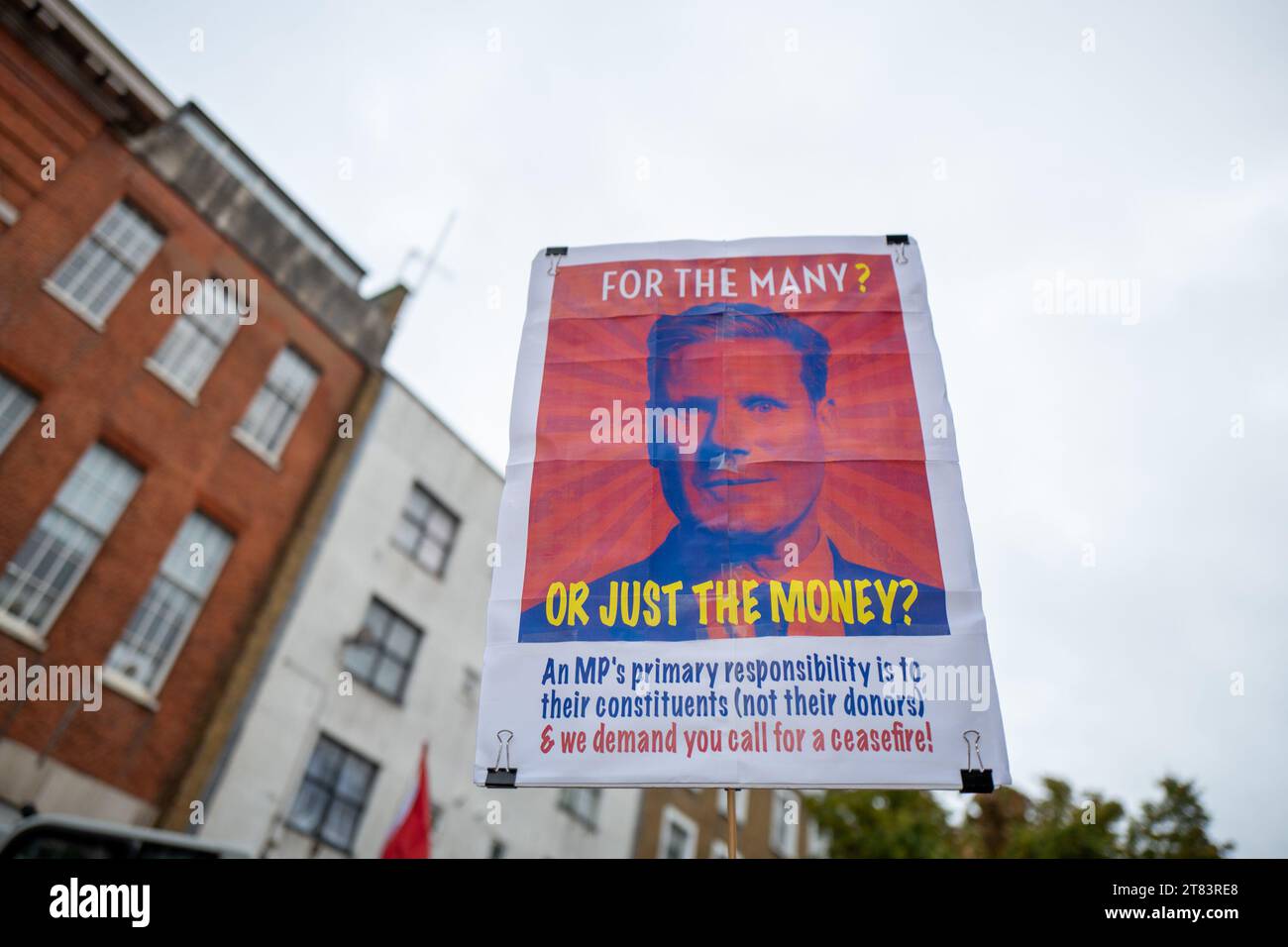 London, Großbritannien. November 2023. Hunderte pro-palästinensischer Demonstranten haben sich vor Sir Keir Starmers Büro in Camden, Nord-London, versammelt. Die Demonstranten hielten Schilder hoch, auf denen stand: ""stoppt den Krieg gegen Gaza"" und schwenkten große palästinensische Fahnen vor dem Büro des Labour-Führers. Sir Keir ist heftig kritisiert worden wegen des Konflikts im Gazastreifen. Während der Woche widersetzten sich 56 Abgeordnete einer dreizeiligen Peitsche, um einen SNP-Änderungsantrag zu unterstützen, der einen Waffenstillstand in Gaza forderte. (Kreditbild: © Velar Grant/ZUMA Press Wire) NUR REDAKTIONELLE VERWENDUNG! Nicht für kommerzielle ZWECKE! Stockfoto