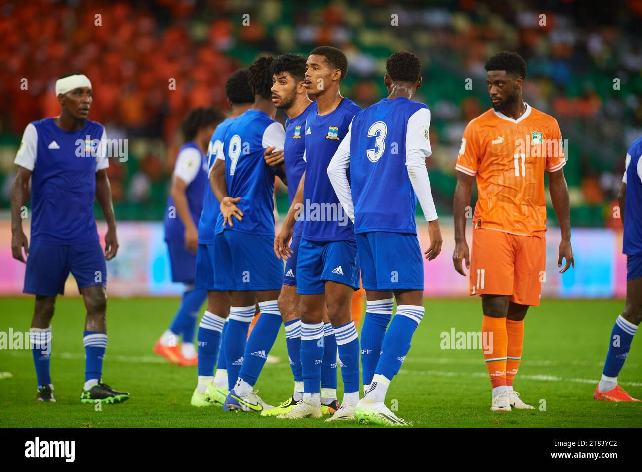 Seychellen-Spieler, die eine Wand auf einem ivorischen Freistoß erstellen Stockfoto