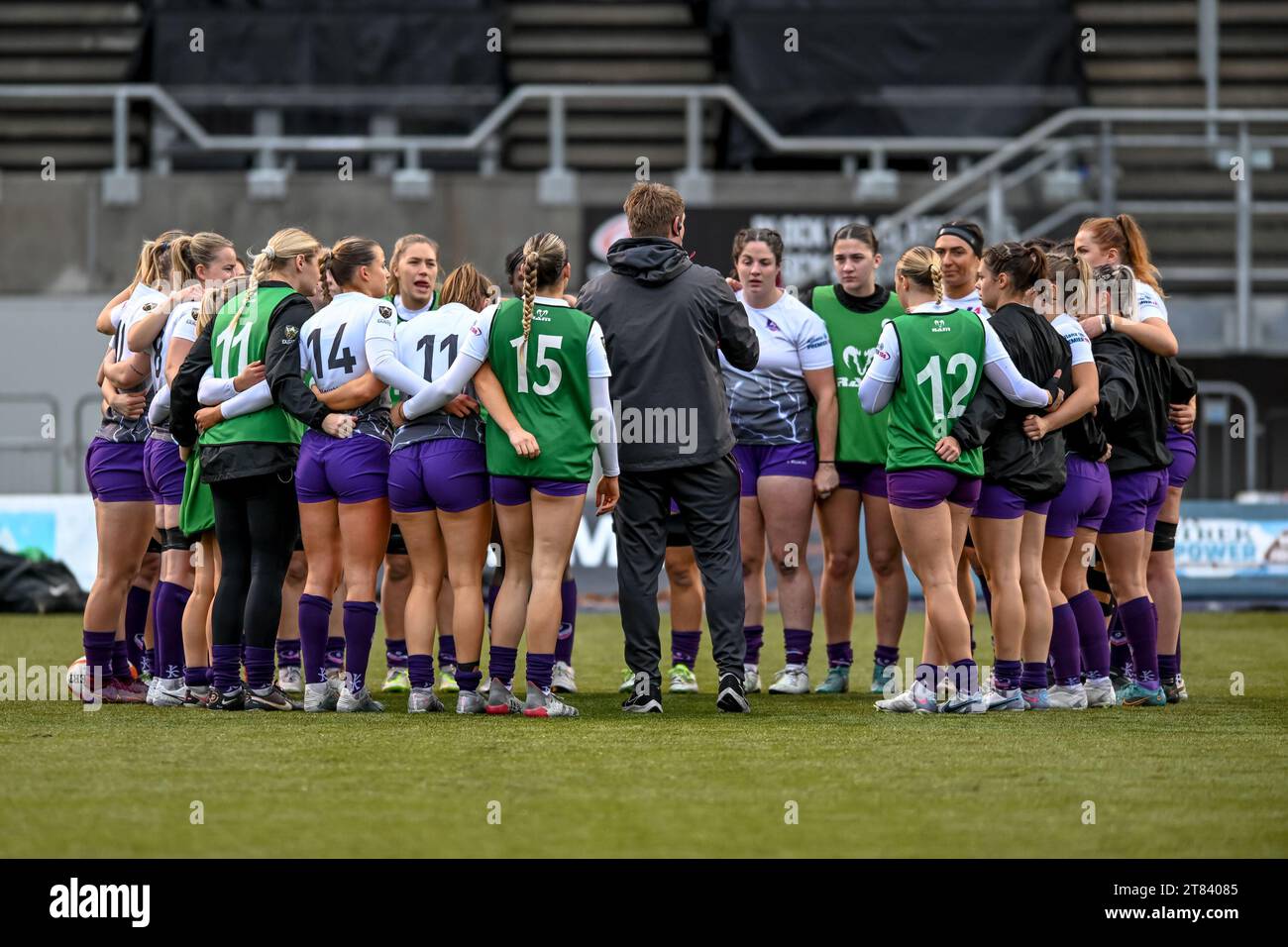 Loughborough Lightning huddle vor dem Spiel der Womens Allianz Premier 15s zwischen Saracens Women und Loughborough Lightining am 18. November 2023 im StoneX Stadium in London, England. Foto von Phil Hutchinson. Nur redaktionelle Verwendung, Lizenz für kommerzielle Nutzung erforderlich. Keine Verwendung bei Wetten, Spielen oder Publikationen eines einzelnen Clubs/einer Liga/eines Spielers. Quelle: UK Sports Pics Ltd/Alamy Live News Stockfoto