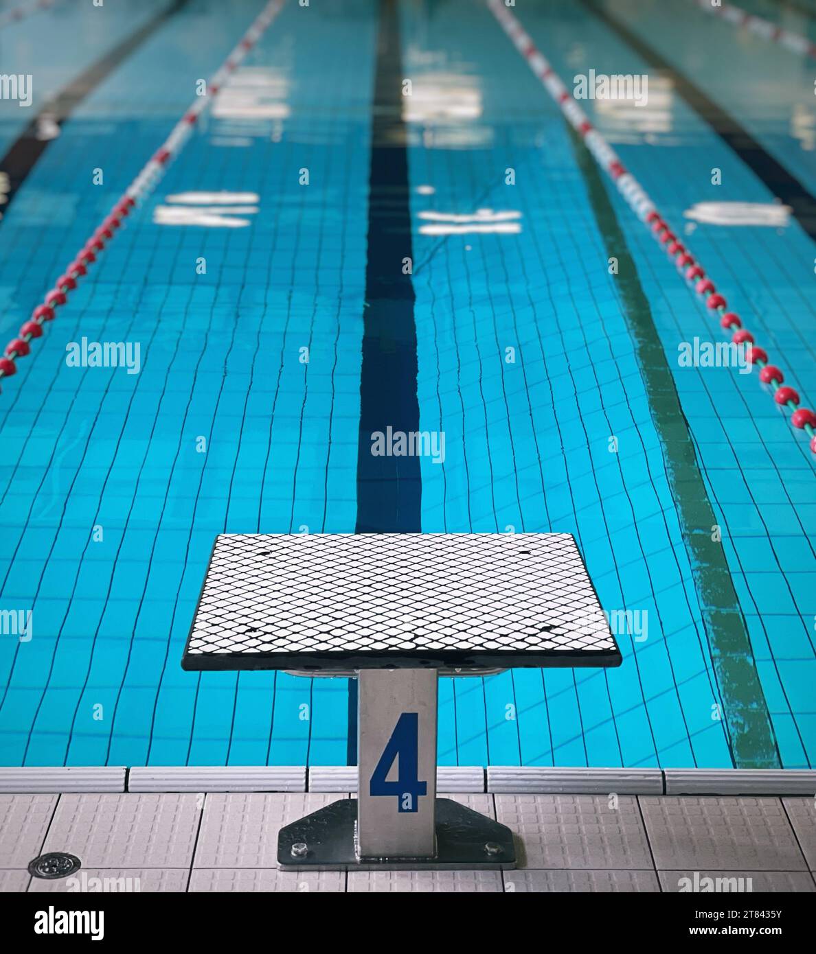 Tauchplattform in einem öffentlichen Schwimmbad Stockfoto