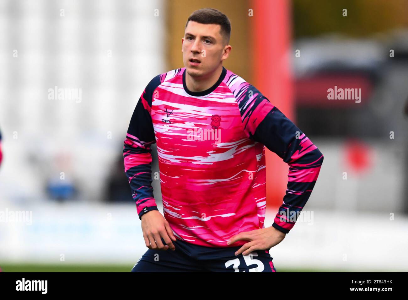 Alex Mitchell (25 Lincoln City) wärmt sich am Samstag, den 18. November 2023, während des Spiels zwischen Stevenage und Lincoln City in der Sky Bet League 1 im Lamex Stadium in Stevenage auf. (Foto: Kevin Hodgson | MI News) Credit: MI News & Sport /Alamy Live News Stockfoto