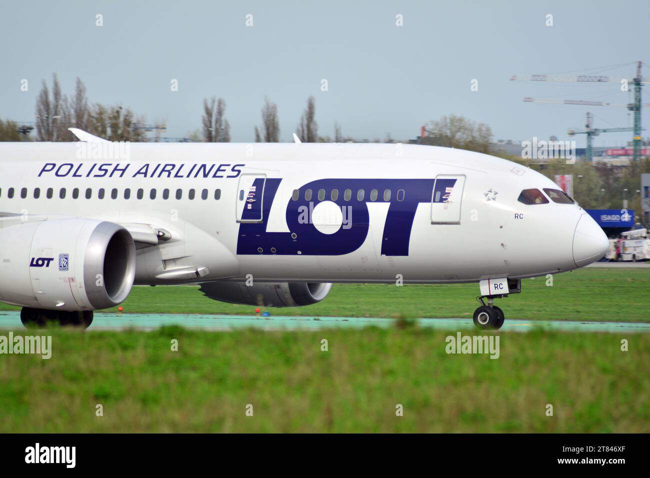 Warschau, Polen. 18. März 2018. Flughafen Warschau Chopin. Das Flugzeug am Flughafen beim Laden. Stockfoto