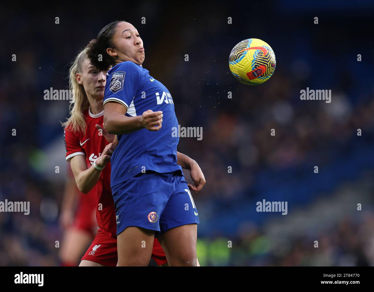 London, Großbritannien. November 2023. Lauren James of Chelse ist der Ball von Gemma Bonner aus Liverpool während des FA Women's Super League Matches in Stamford Bridge, London. Der Bildnachweis sollte lauten: David Klein/Sportimage Credit: Sportimage Ltd/Alamy Live News Stockfoto