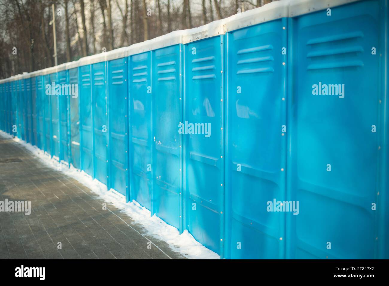 Toilette draußen. Toiletten stehen in Reihe. Blaue Kabinen. Stadtlatrinen. Stockfoto