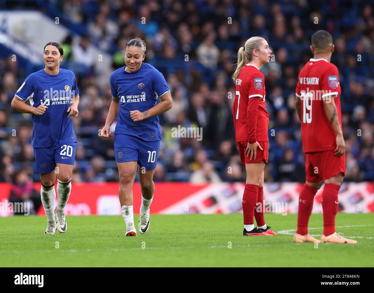 London, Großbritannien. November 2023. Sam Kerr aus Chelsea und Lauren James aus Chelsea Smile, als sie nach ihrem vierten Tor beim FA Women's Super League Spiel in Stamford Bridge, London, zurücktrott. Der Bildnachweis sollte lauten: David Klein/Sportimage Credit: Sportimage Ltd/Alamy Live News Stockfoto