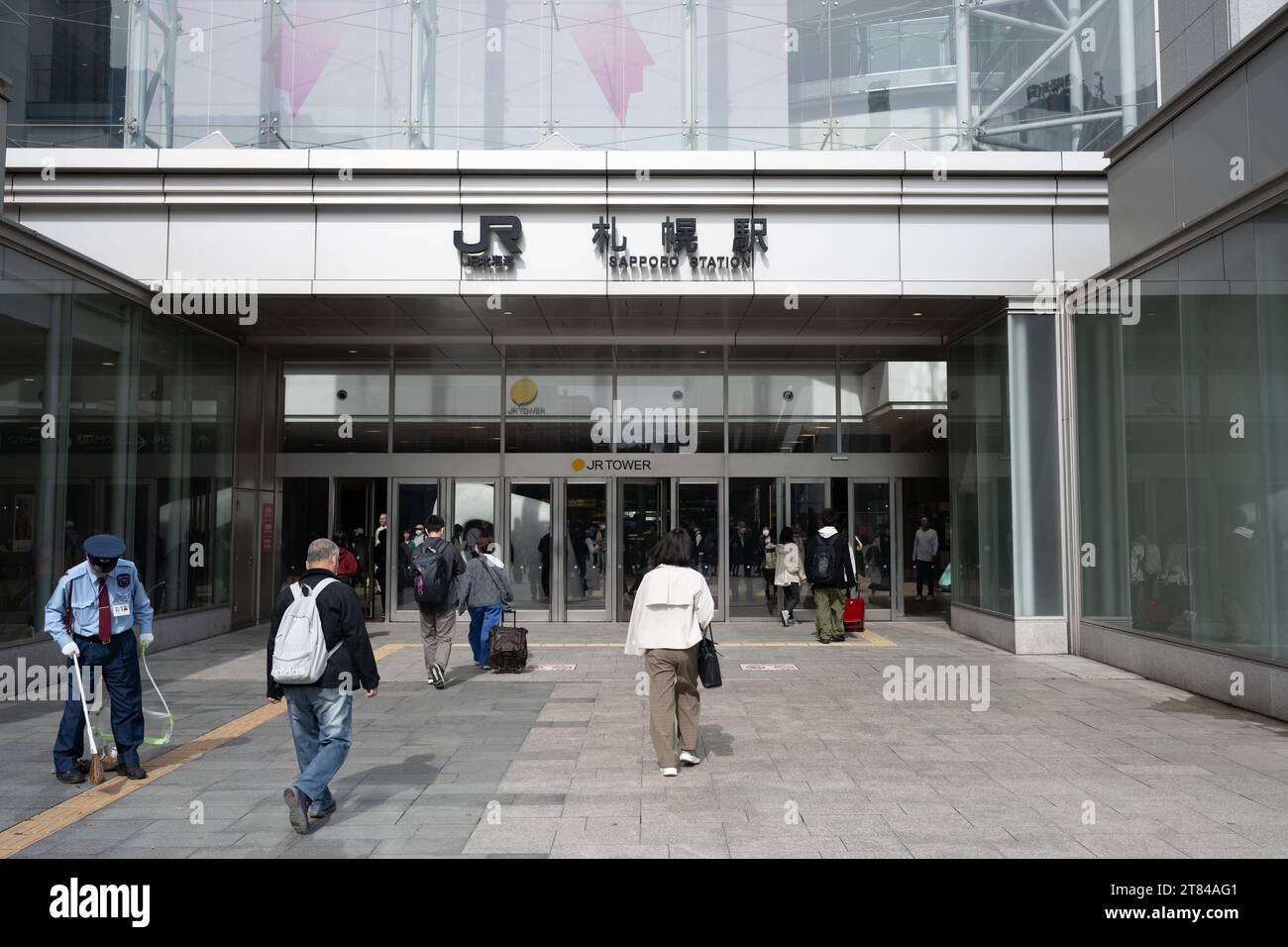 Sapporo, Japan. Oktober 2023. JR Hokkaido's Sapporo Station, die Ziele in ganz Hokkaido anbietet, einschließlich des Hokuto Super Express nach Shin-Hakodate. Hokkaido ist ein wichtiges Reiseziel als Wintersportziel. Sapporo hat zuvor Olympische Winterspiele veranstaltet und ist das Tor zu allen wichtigen Ski- und Snowboardzielen in Hokkaido wie Niseko. Während die Skigebiete beliebt sind, bleibt Sapporo die größte Stadt des Landes, die nicht an das Shinkansen-Hochgeschwindigkeitsbahnnetz angeschlossen ist. Japanische Wirtschaft. (Kreditbild: © Taidgh Barron/ZUMA Press Wire) NUR REDAKTIONELLE VERWENDUNG! Nicht für Stockfoto