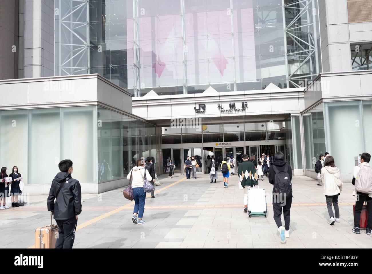 Sapporo, Japan. Oktober 2023. JR Hokkaido's Sapporo Station, die Ziele in ganz Hokkaido anbietet, einschließlich des Hokuto Super Express nach Shin-Hakodate. Hokkaido ist ein wichtiges Reiseziel als Wintersportziel. Sapporo hat zuvor Olympische Winterspiele veranstaltet und ist das Tor zu allen wichtigen Ski- und Snowboardzielen in Hokkaido wie Niseko. Während die Skigebiete beliebt sind, bleibt Sapporo die größte Stadt des Landes, die nicht an das Shinkansen-Hochgeschwindigkeitsbahnnetz angeschlossen ist. Japanische Wirtschaft. (Kreditbild: © Taidgh Barron/ZUMA Press Wire) NUR REDAKTIONELLE VERWENDUNG! Nicht für Stockfoto