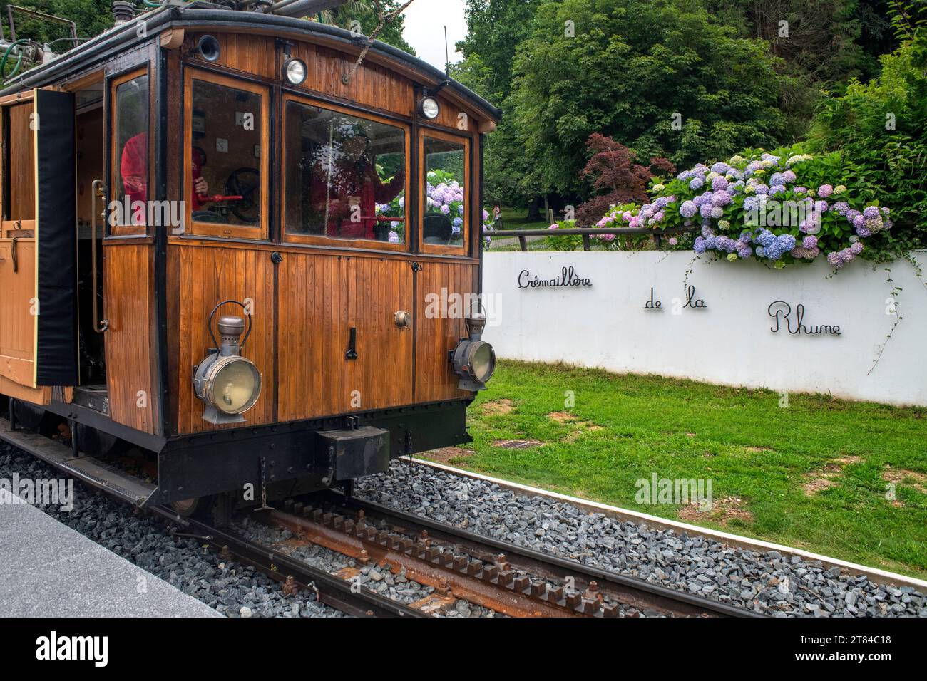 Die Zahnradbahn Petit Train de la Rhune in Frankreich führt zum Gipfel des Berges La Rhun an der Grenze zu Spanien. Diese authentische Vintage-Zahnradschiene Stockfoto