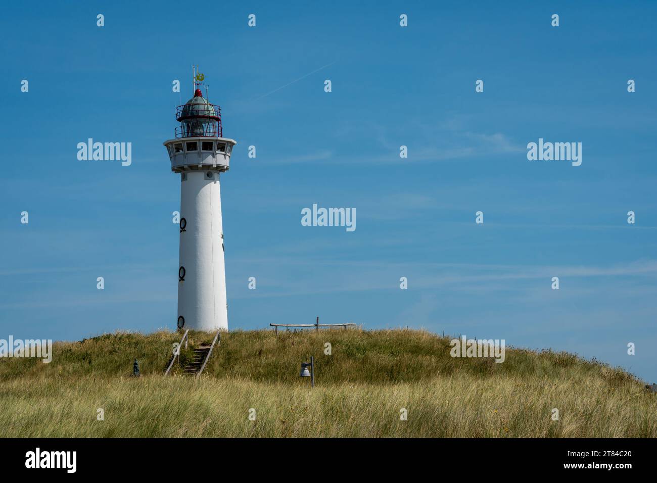 Wunderschöner weißer Leuchtturm im niederländischen Küstendorf Egmond aan Zee, Provinz Nordholland Stockfoto