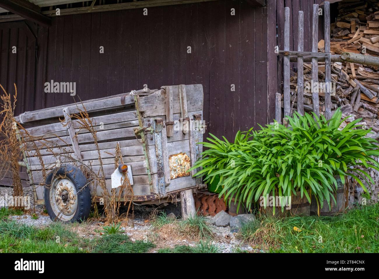 Ausrüstung für die Landwirtschaft in einem Bauerndorf in Deutschland Stockfoto