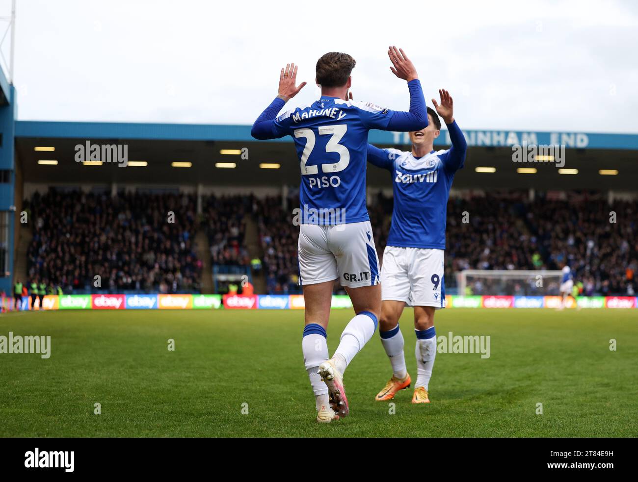 Gillinghams Connor Mahoney feiert mit Gillinghams Tom Nichols, nachdem sie das erste Tor ihrer Mannschaft im Spiel der Sky Bet League Two im Priestfield Stadium in Gillingham erzielt haben. Bilddatum: Samstag, 18. November 2023. Stockfoto