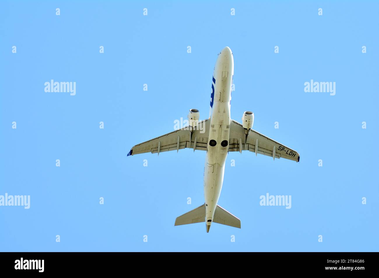 Warschau, Polen. 15. April 2018. Passagierflugzeug fliegt von der Landebahn des Warschauer Flughafens Stockfoto