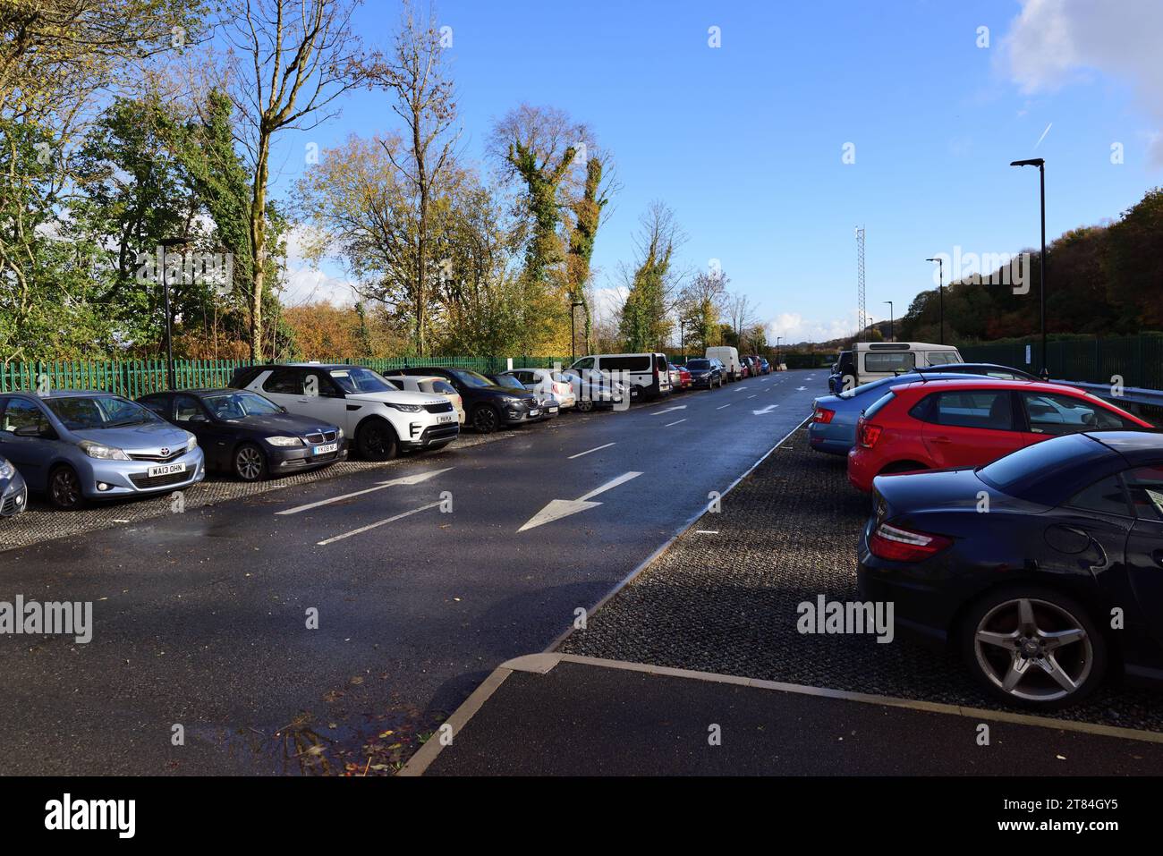 Der Parkplatz am Bahnhof Okehampton an der Dartmoor-Linie in Devon (2021 wieder eröffnet). Stockfoto Der Parkplatz am Bahnhof Okehampton an der Dartmoor-Linie in Devon (2021 wieder eröffnet). Stockfoto